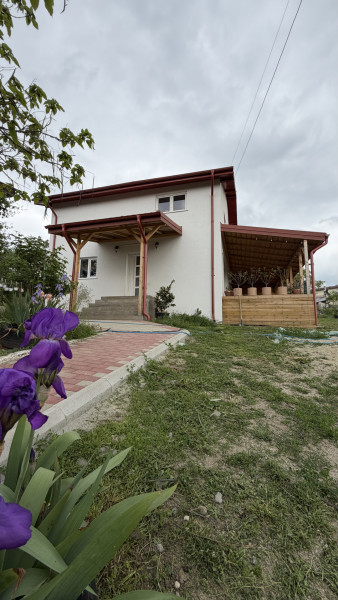 Casă de vânzare în Crevedia Mare – liniște, spațiu și independență energetică 