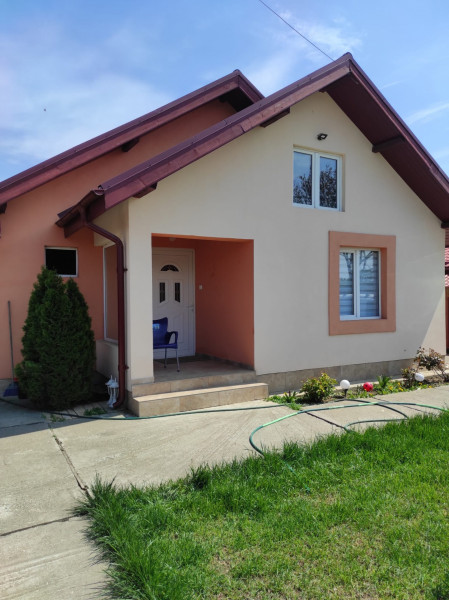 Tunari casă în Dimieni – 3 camere, curte amenajată, grădină cu seră, parcare