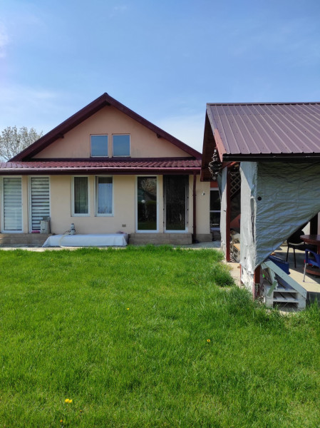 Tunari casă în Dimieni – 3 camere, curte amenajată, grădină cu seră, parcare