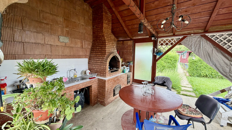 Tunari casă în Dimieni – 3 camere, curte amenajată, grădină cu seră, parcare