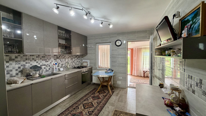 Tunari casă în Dimieni – 3 camere, curte amenajată, grădină cu seră, parcare