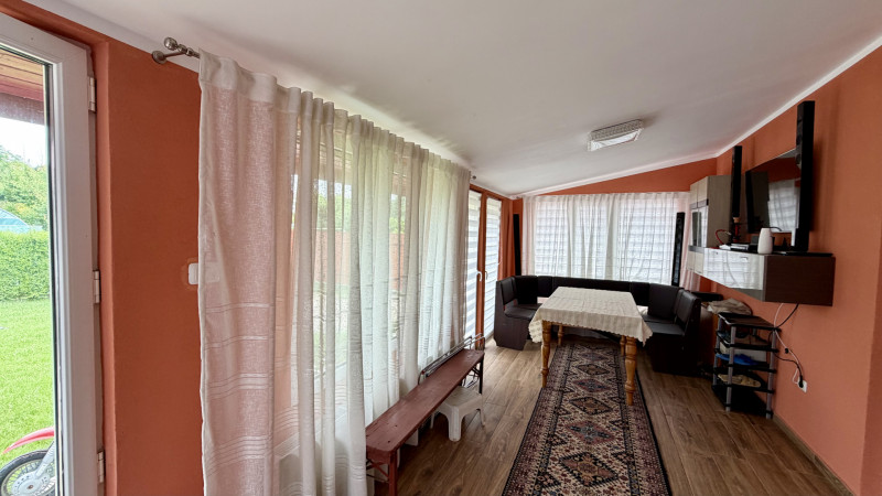 Tunari casă în Dimieni – 3 camere, curte amenajată, grădină cu seră, parcare