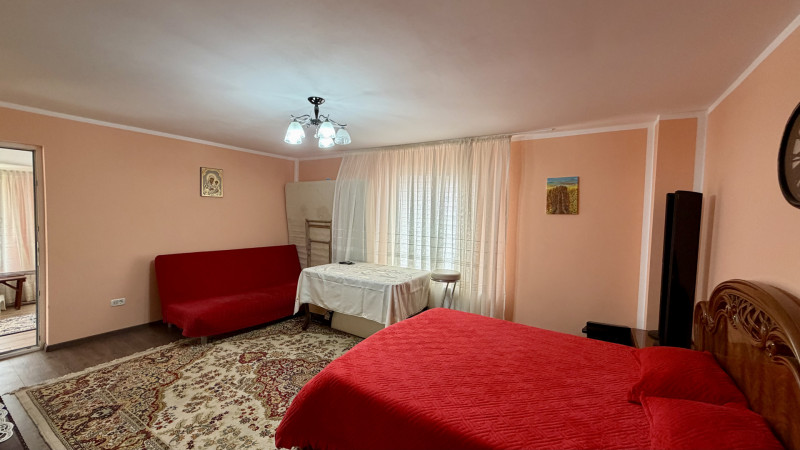 Tunari casă în Dimieni – 3 camere, curte amenajată, grădină cu seră, parcare