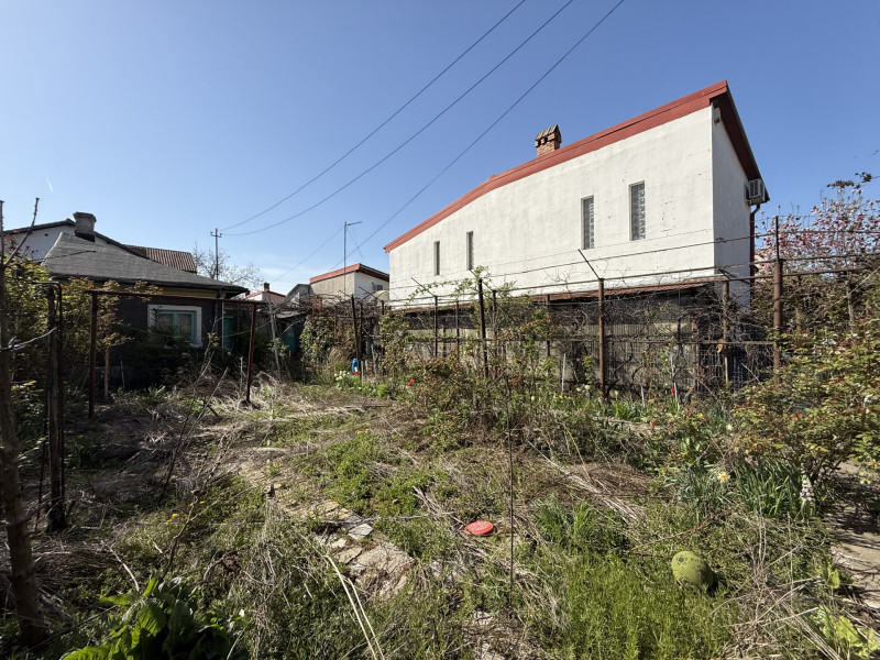 Casa cu gradina pe o strada linistita