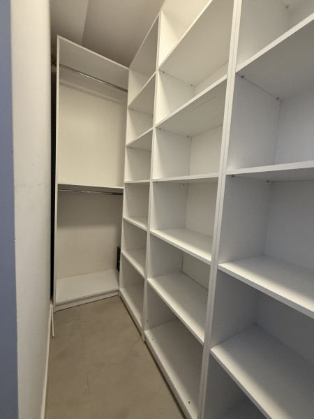 Apartament, mobilat, curte engleza, liber