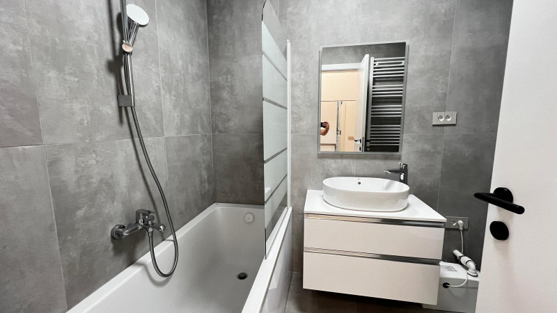 Apartament, mobilat, curte engleza, liber