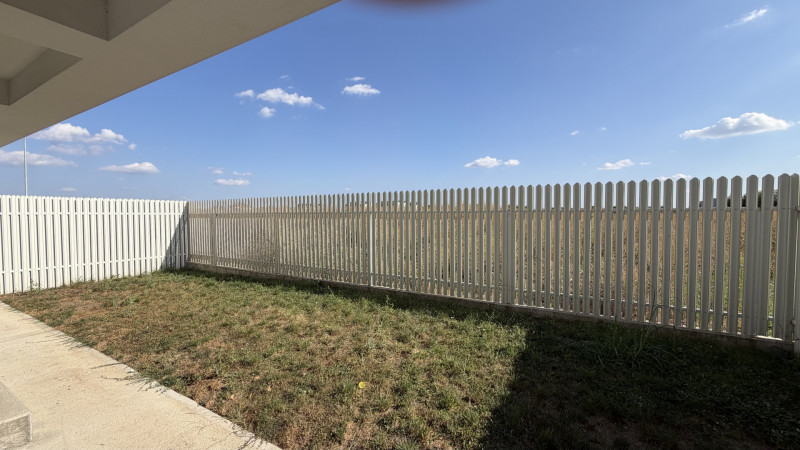2 camere cu grădină privată de 50 mp de închiriat în Tunari  parcare inclusa