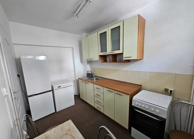 Inchiriez apartament 2 camere, zona Universitate