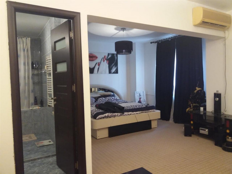 Vanzare apartament 4 camere transformat in 3 camere